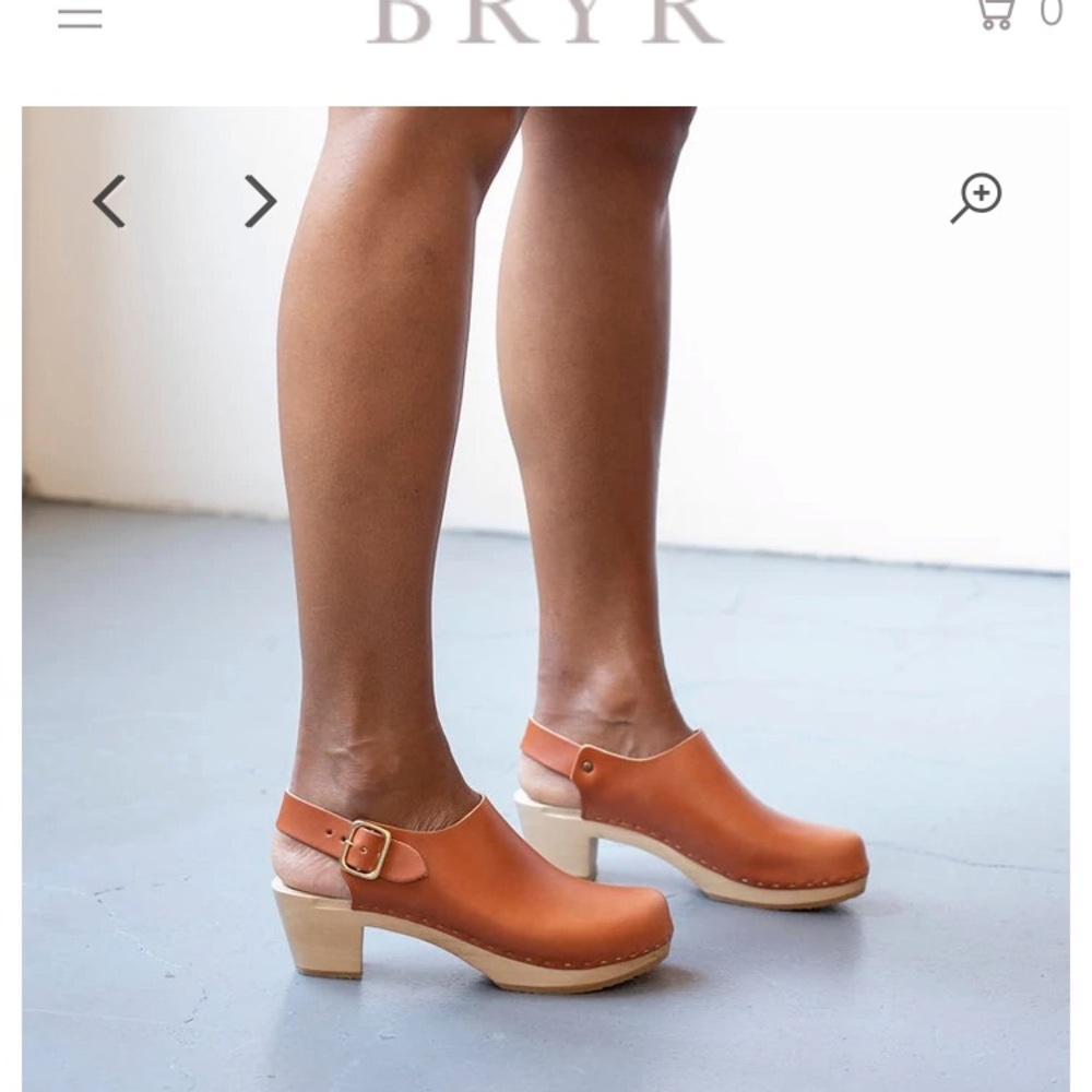 Suzie Closed Toe, Mid Heel